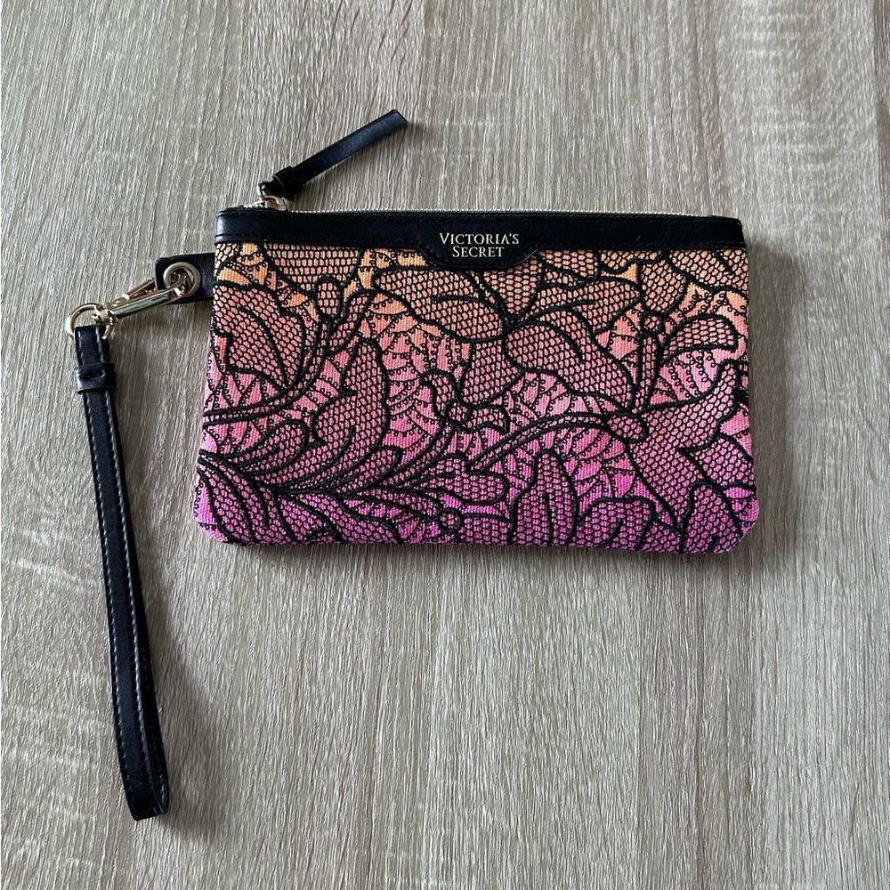 NWOT … VICTORIA’S SECRET Ombré Wristlet